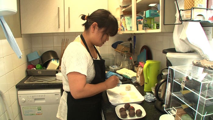 イギリス和菓子妻が大福作り/画像提供:毎日放送