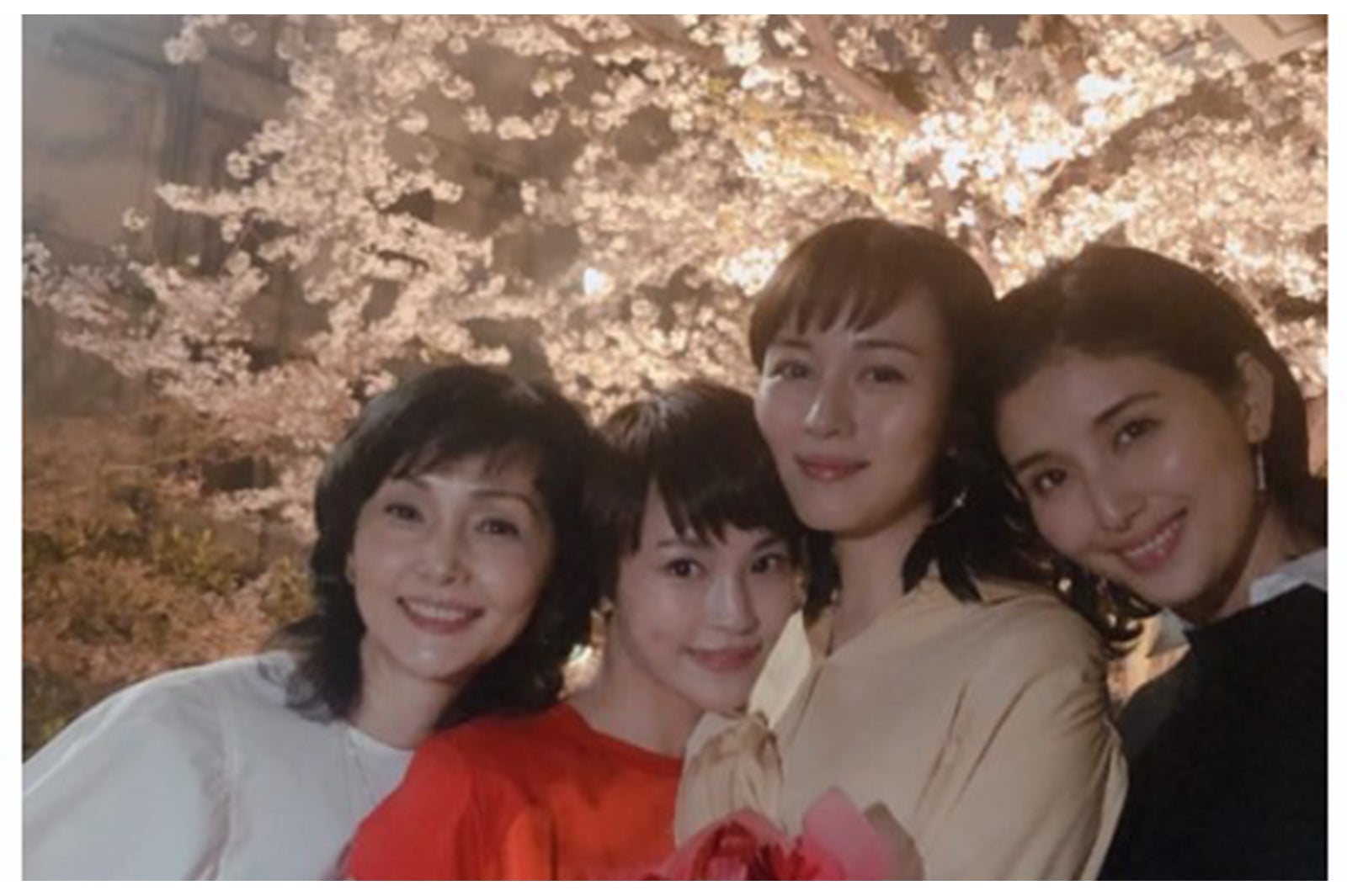 比嘉愛未、橋本マナミらと“大人の遠足”　美女集結に「美しすぎる」「何もかもキレイ」と反響