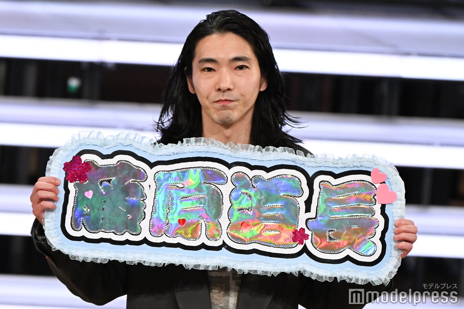 道長のキラキラネームボードを掲げる柄本佑（C）モデルプレス