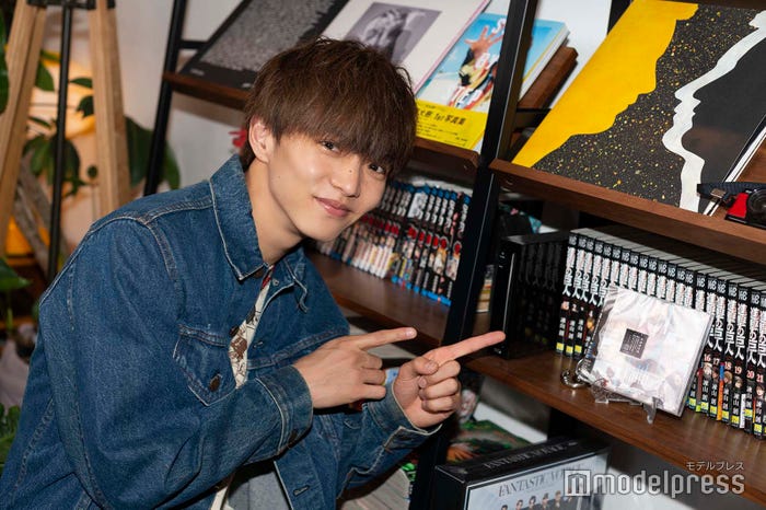 ダイニングテーブルの横にはTVアニメ「錆色のアーマ -黎明 -」OP主題歌で佐藤さんが歌う「Faith」のCDが!/佐藤大樹(C)モデルプレス