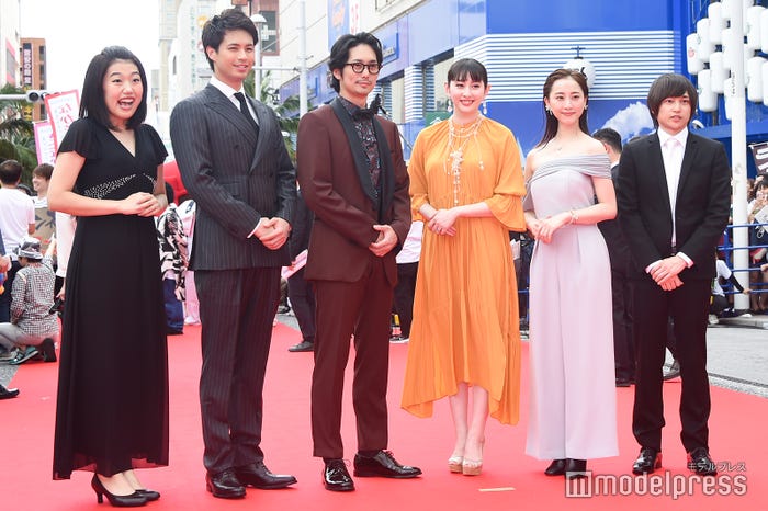横澤夏子、佐伯大地、平岡祐太、早見あかり、松井玲奈、有田駿介監督(C)モデルプレス
