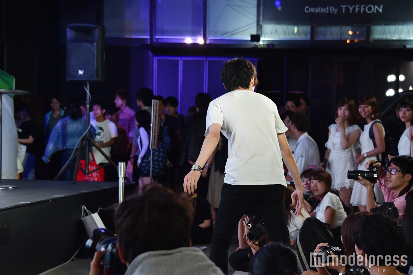 寒そうにする女子の肩にジャケットをかける紳士ぶりにキュン （C）モデルプレス