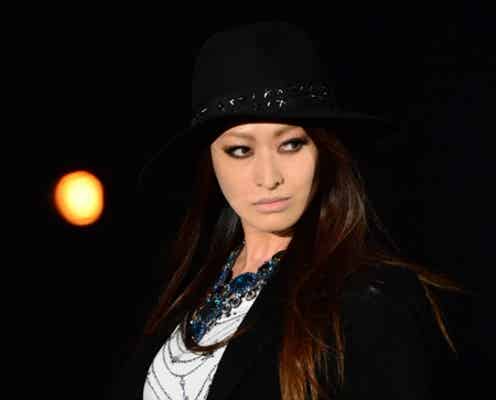 山田優、セクシーな視線でオーラ全開 堂々のウォーキング