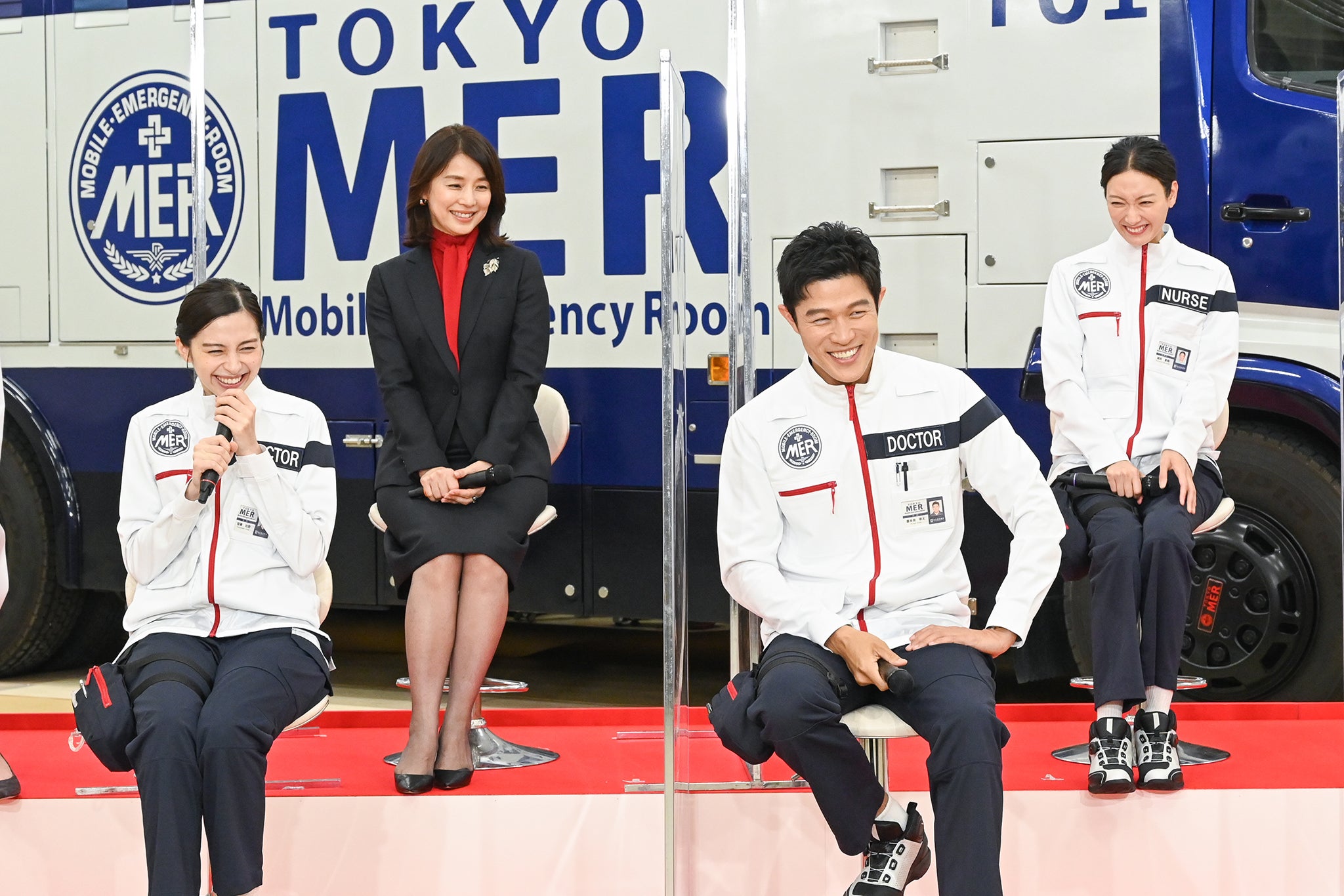 中条あやみ、石田ゆり子、鈴木亮平、菜々緒（C）TBS
