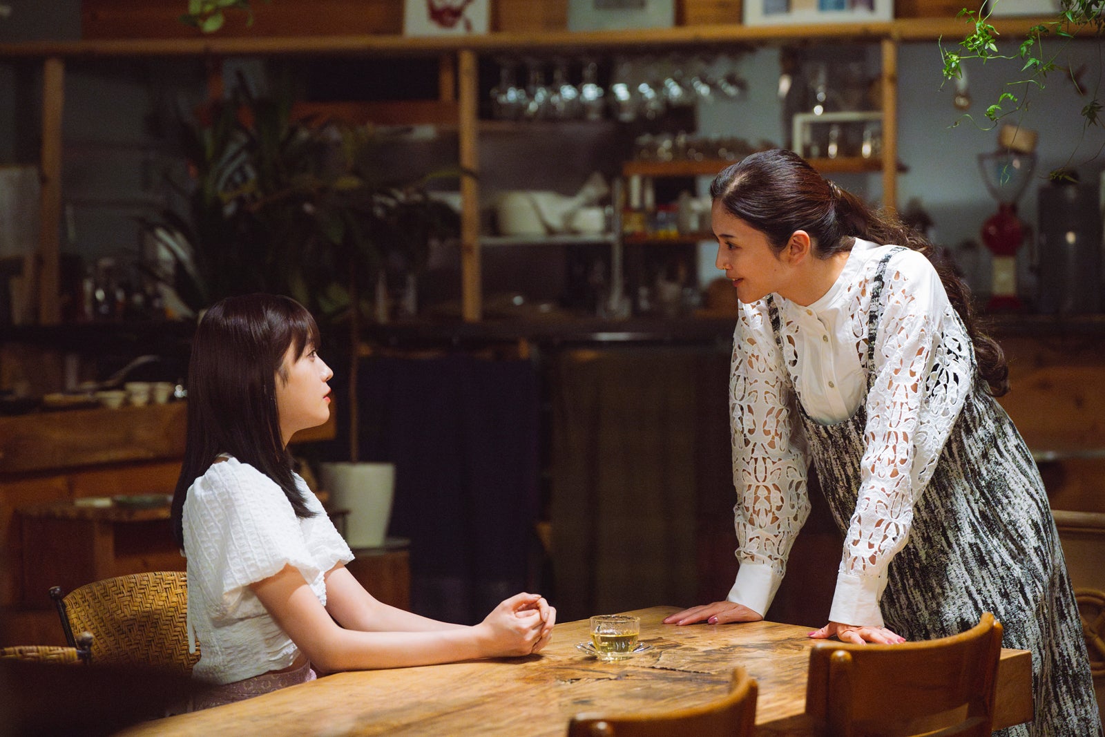 高橋ひかる、田中道子「顔に泥を塗る」第7話より（C）テレビ朝日