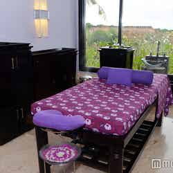 窓の向こうに癒やしの風景が広がるトリートメントルーム(C)モデルプレス