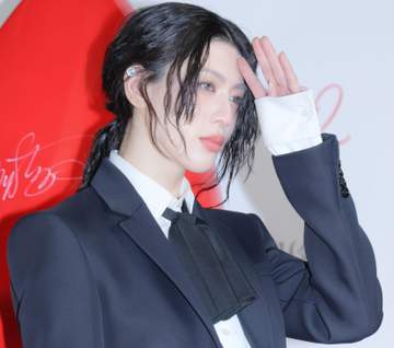 「見えてる？」三吉彩花 映画イベントの凄い衣装が話題「ジャケの下がとんでもない」「やばい」「誰かわからなかった」
