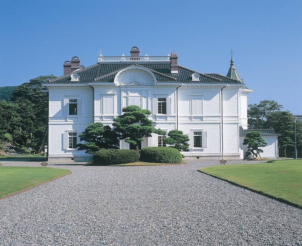 青空を背に白さのコントラストが際立つ洋風建築・仁風閣。（提供画像）