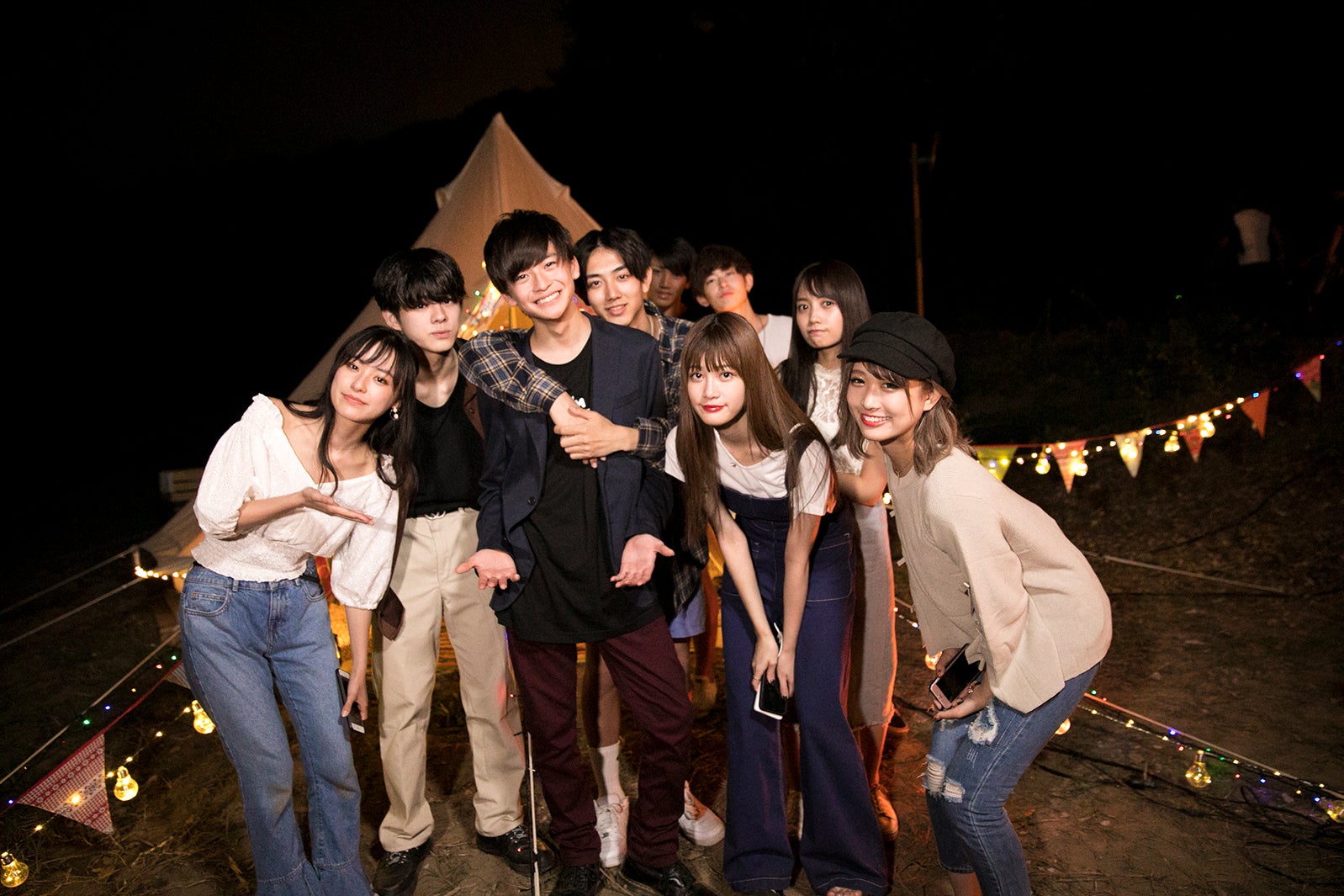 （左から）鈴木美羽、宇佐卓真、高橋文哉、きいた、近藤魁成、鈴村梨公、生見愛瑠、黒木ひかり、伊藤桃々「太陽とオオカミくんには騙されない」（C）AbemaTV