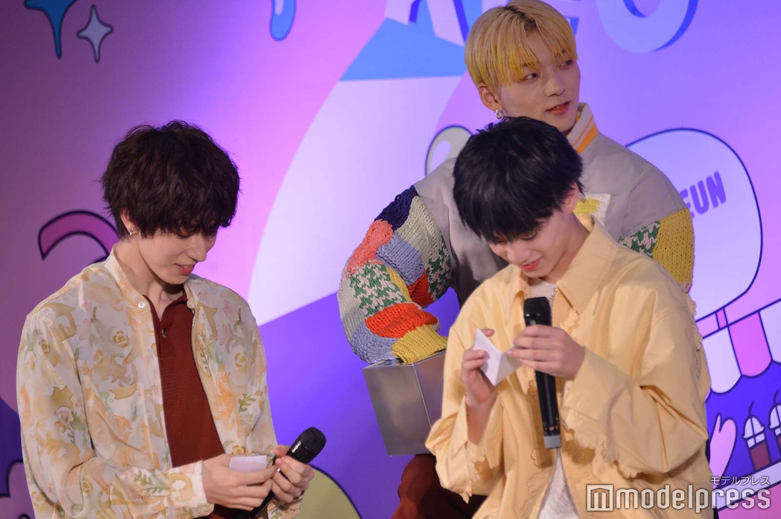 くじを開く四谷真佑、小堀柊 （C）モデルプレス