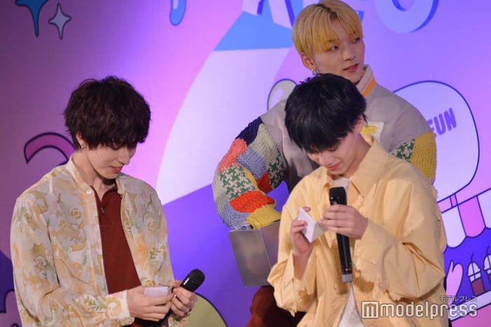 くじを開く四谷真佑、小堀柊 (C)モデルプレス