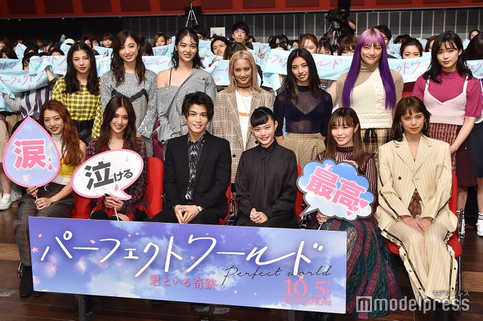 (前列左から)武部柚那、藤井夏恋、岩田剛典、杉咲花、鷲尾伶菜、佐藤晴美(後列左から)石井杏奈、坂東希、楓、YURINO、SAYAKA、須田アンナ、山口乃々華(C)モデルプレス