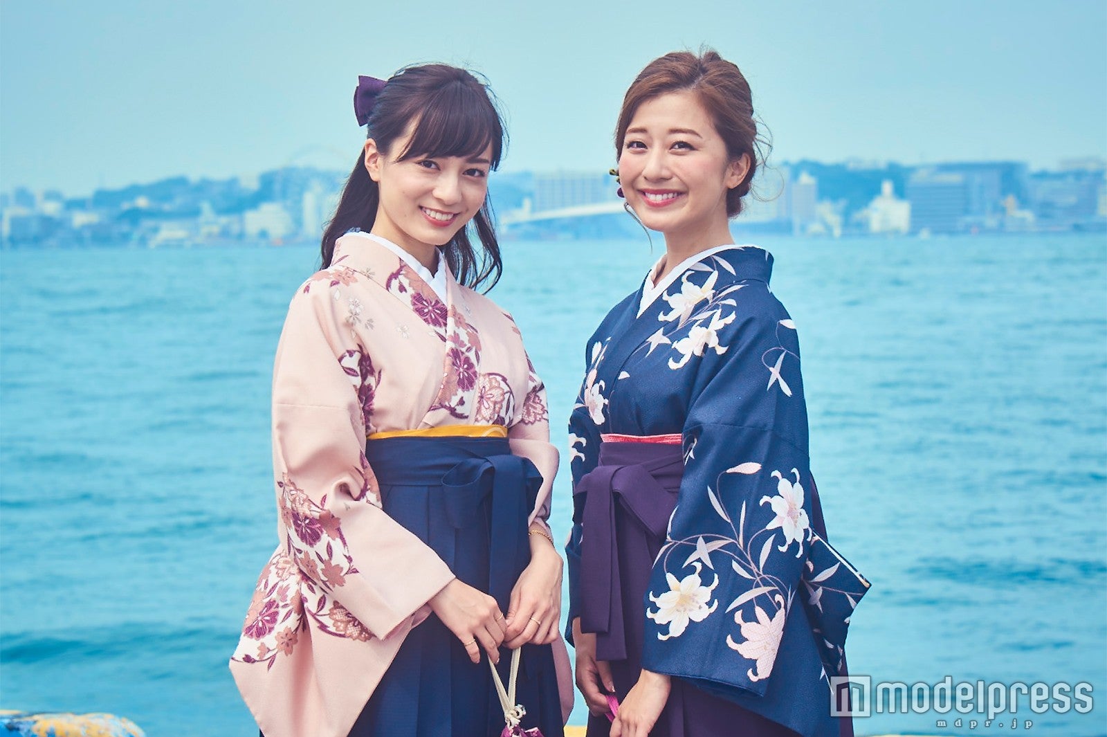 大型船などが往来していた関門海峡を背景にパチリ（C）モデルプレス