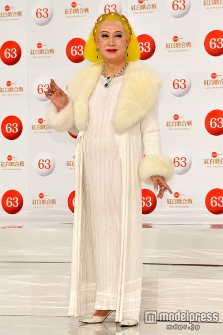 紅白本番 美輪明宏 黒髪姿で ヨイトマケの唄 をフル歌唱 モデルプレス 紅白本番 美輪明宏 黒髪姿で ヨイトマケの唄 をフル歌唱 モデルプレス