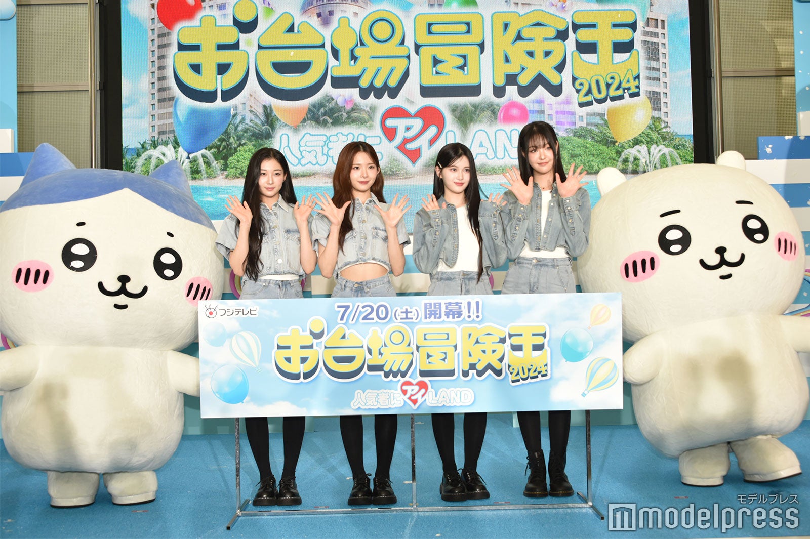 ちいかわ＆ハチワレとフォトセッションに応じたtripleS／カエデ、コトネ、マユ、リン（C）モデルプレス