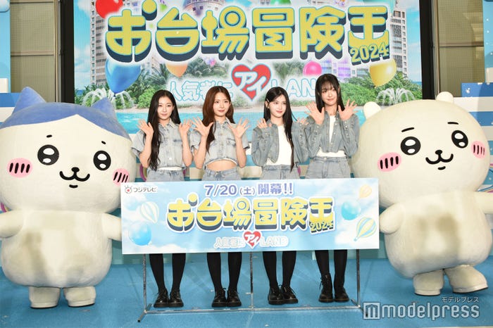 ちいかわ&ハチワレとフォトセッションに応じたtripleS/カエデ、コトネ、マユ、リン(C)モデルプレス