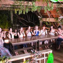 「サイパンワールドリゾート」の「フローリスタヌー」/NiziU(C)Sony Music Labels Inc./JYP Entertainment.