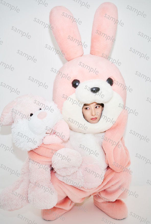 「新木優子オフィシャルカレンダー2025.4-2026.3」MAILIVIS特典フォトカード/提供:SDP