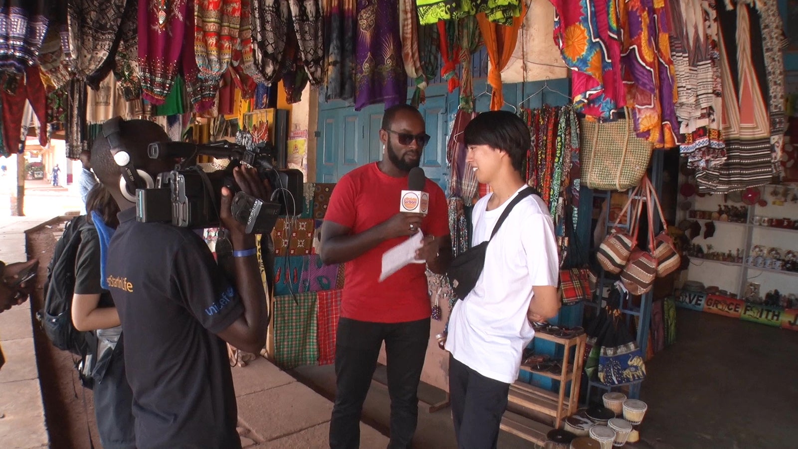 取材を受ける王子「あいのり：African Journey」第7話より（C）フジテレビ