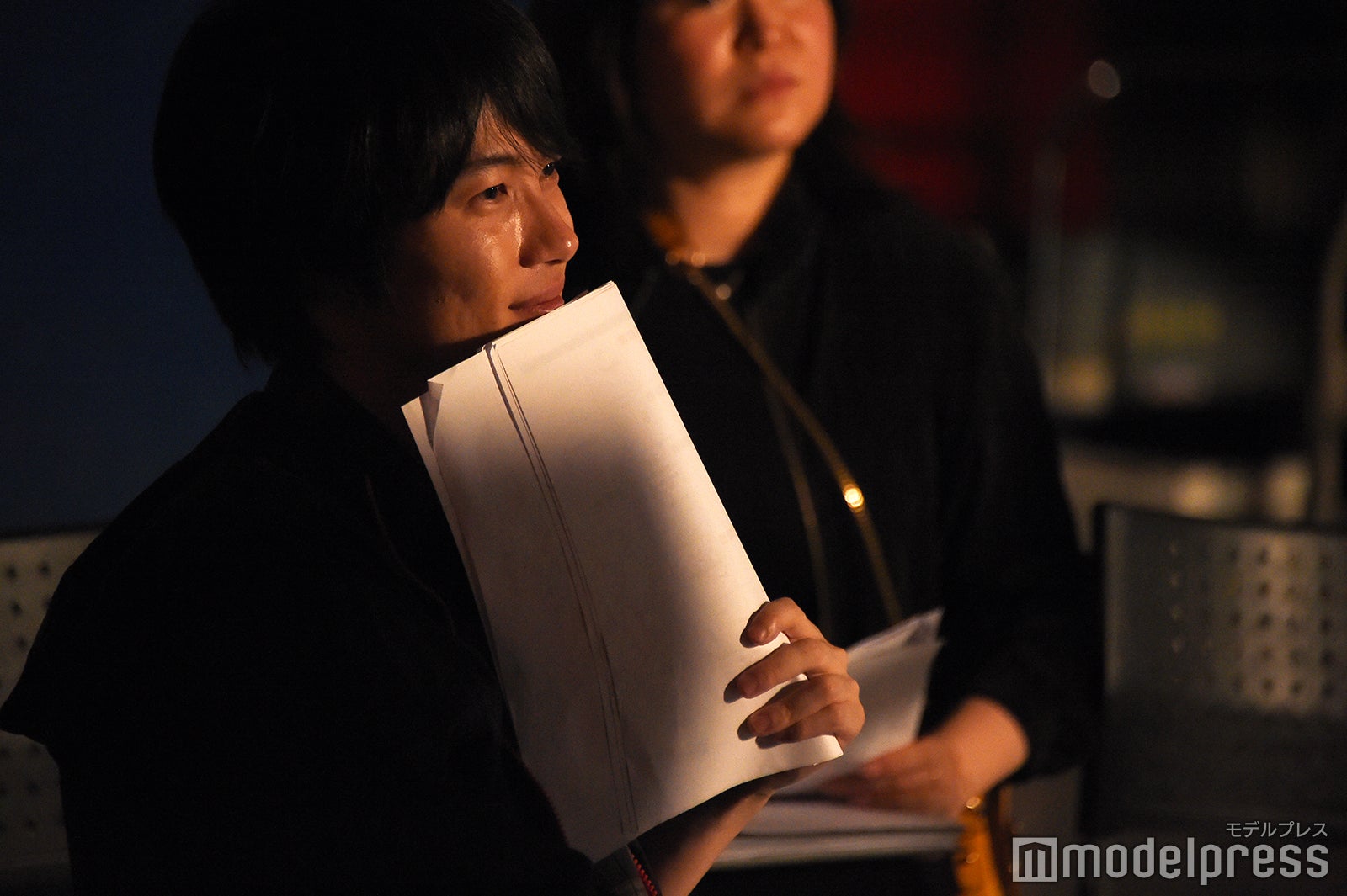 モニター前で撮影を見守る神木隆之介（C）モデルプレス