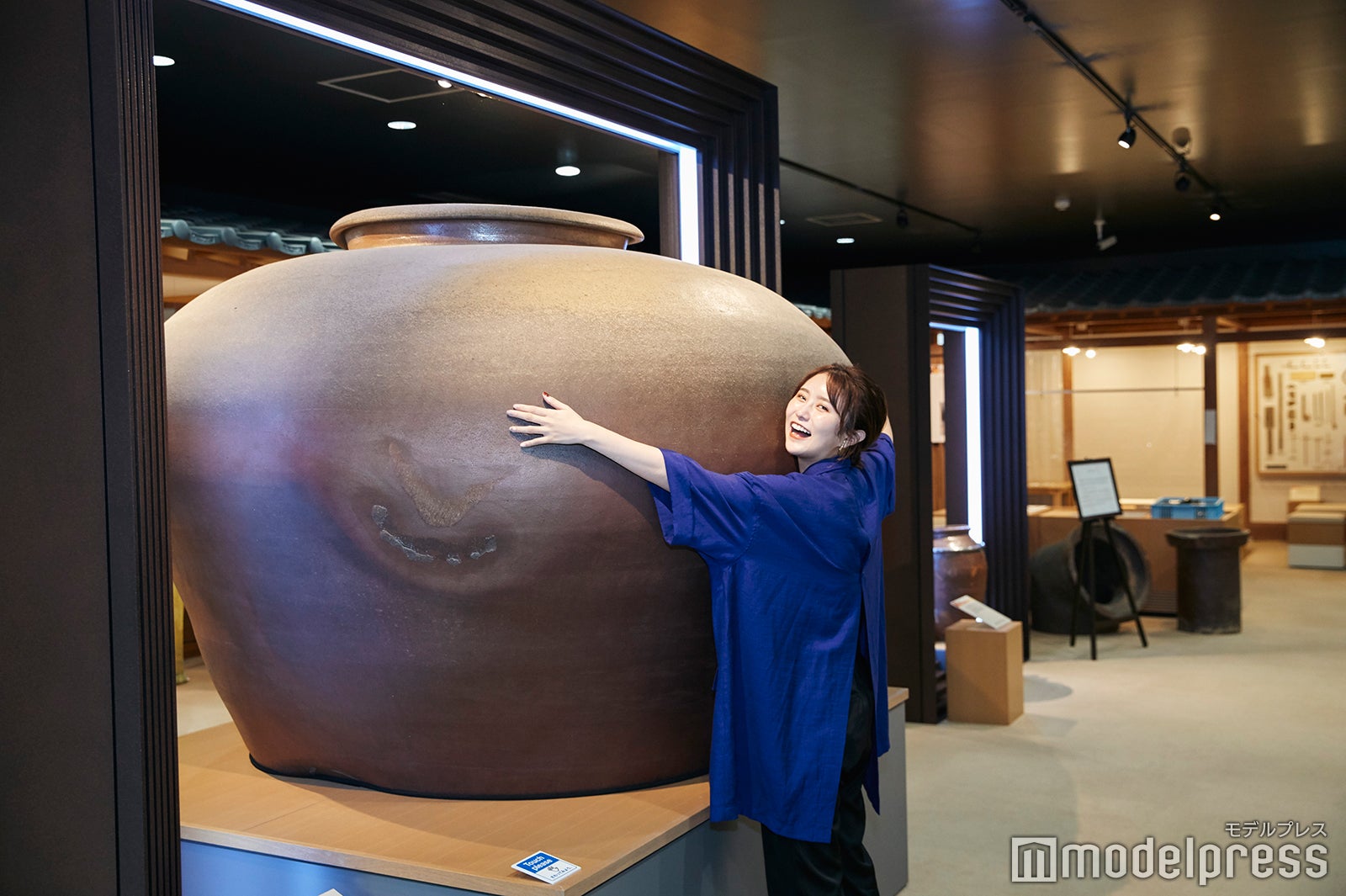 資料館にある大きな壺はインパクト抜群！ （C）モデルプレス