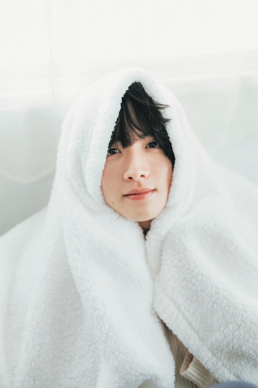 板垣李光人、キュートな魅力炸裂の“胸キュン”ショット　アニバーサリーフォトブック収録カット解禁＜Interlude＞