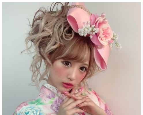 伊藤桃々、“ギャル全開”ド派手振り袖ショットで強烈インパクト