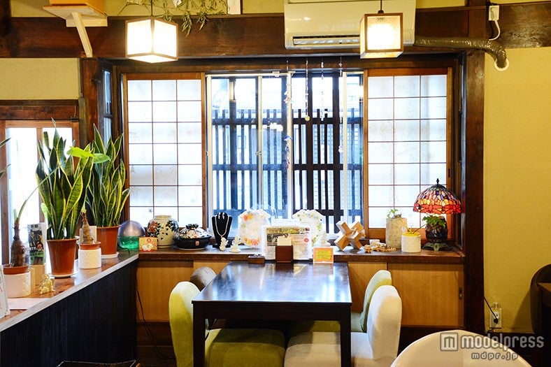 日当たりの良い窓際席