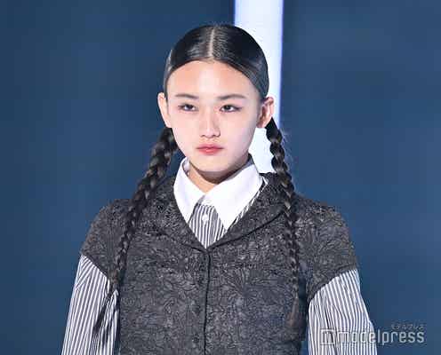 櫻坂46山崎天、おさげヘアが可愛い 個性光るシックコーデ<TGC2023A/W>