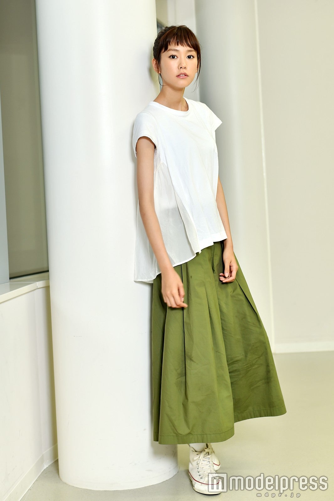 トレンドを押さえた美咲のファッションにも注目！（C）モデルプレス