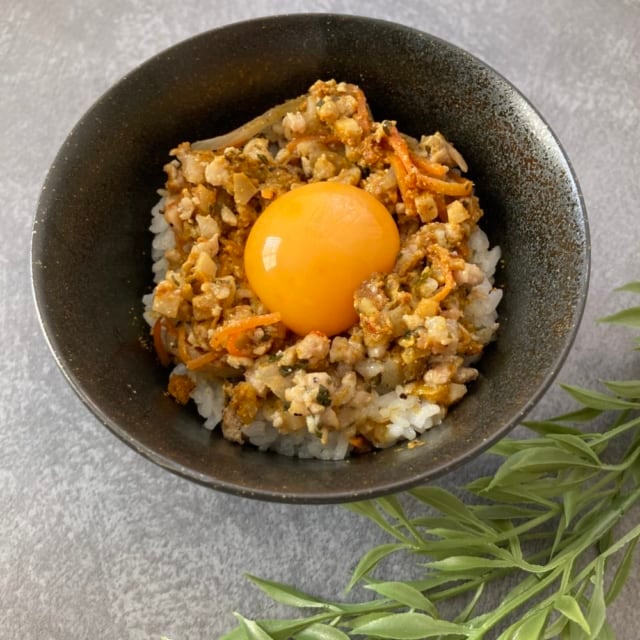 成城石井の鶏ひき肉のピリ辛ガパオライスのカレー風味アレンジ