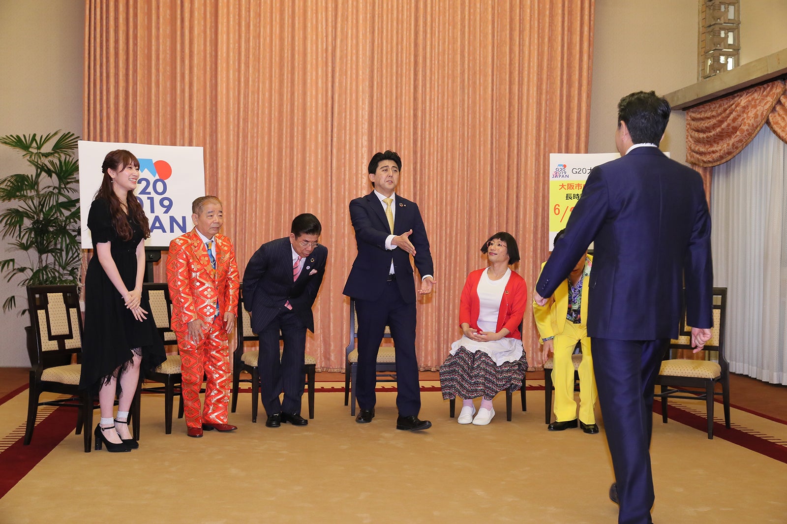 安倍晋三首相のマネをする佐竹正史（中央）（提供写真）