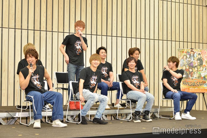 ムロツヨシと間違われてしまった室龍太(前列左から)宇宙Six:原嘉孝、山本亮太、江田剛、松本幸大(後列左から)村瀬文宣、室龍太、坂元健児、清水順二(C)モデルプレス