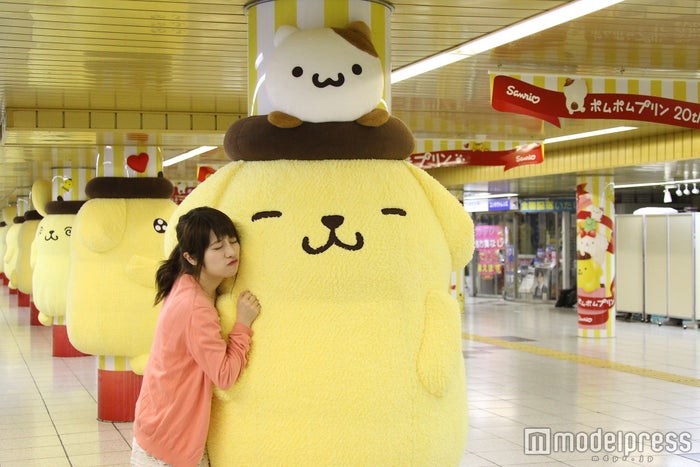 ポムポムプリン 新宿駅を大量ジャック中 ふわもこ プリンに抱きつきたい 女子旅プレス