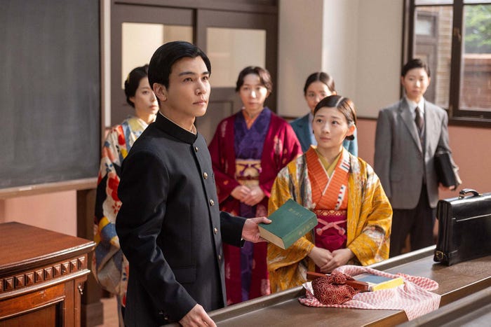 (前列)岩田剛典、伊藤沙莉(後列)桜井ユキ、平岩紙、ハ・ヨンス、土居志央梨「虎に翼」(C)NHK