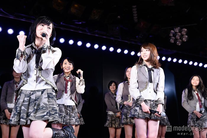 山本彩(左)(C)AKS