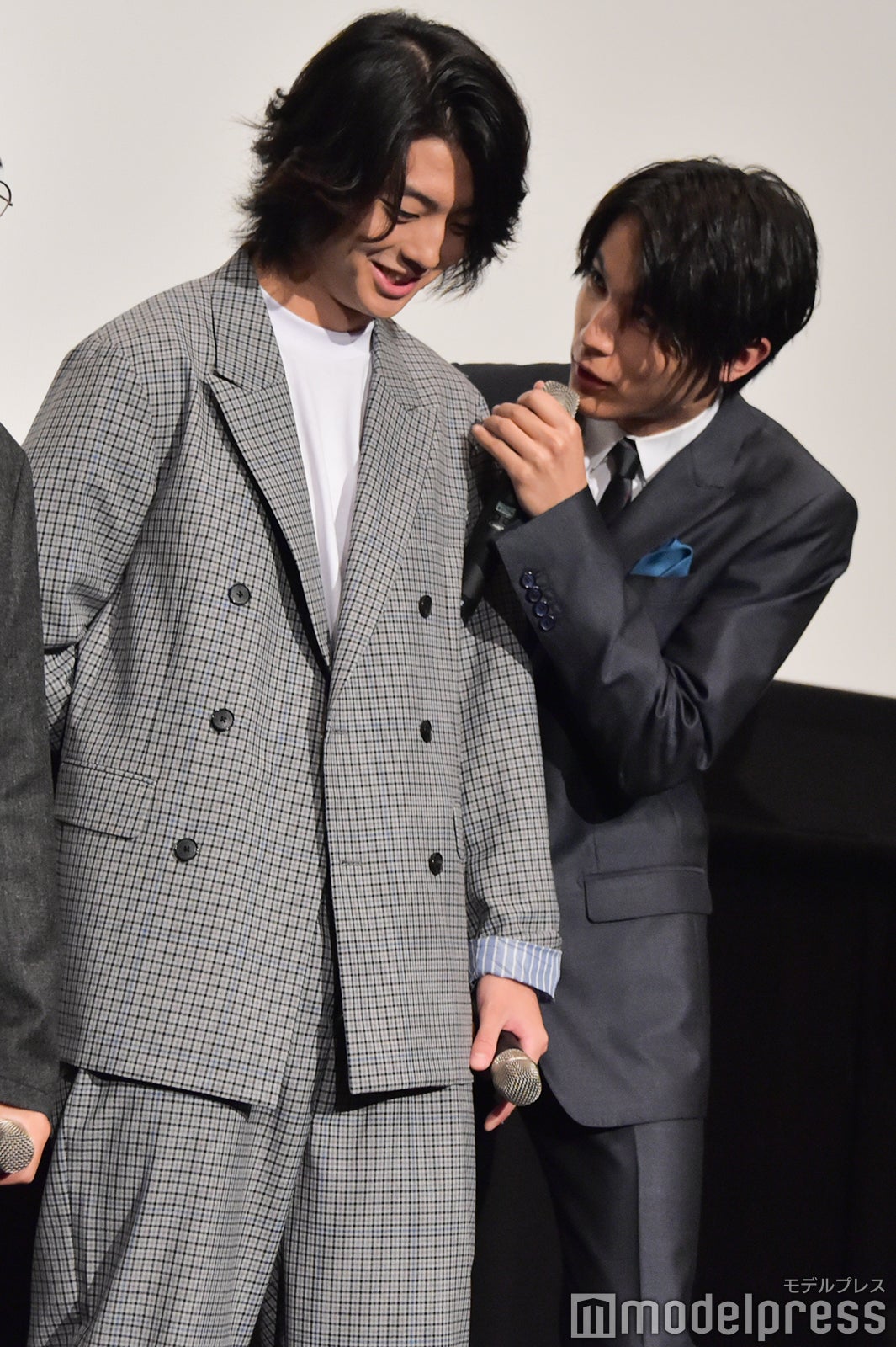 途中で話しかけて邪魔する中川大志 （C）モデルプレス