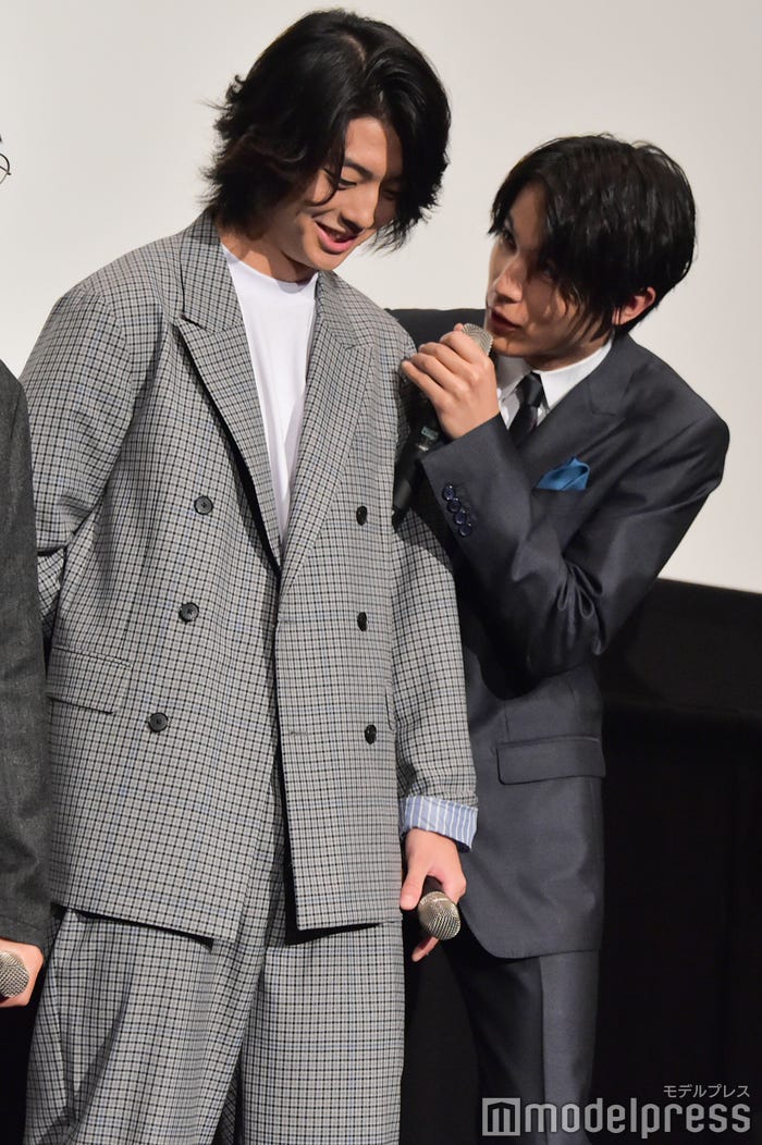 途中で話しかけて邪魔する中川大志 (C)モデルプレス