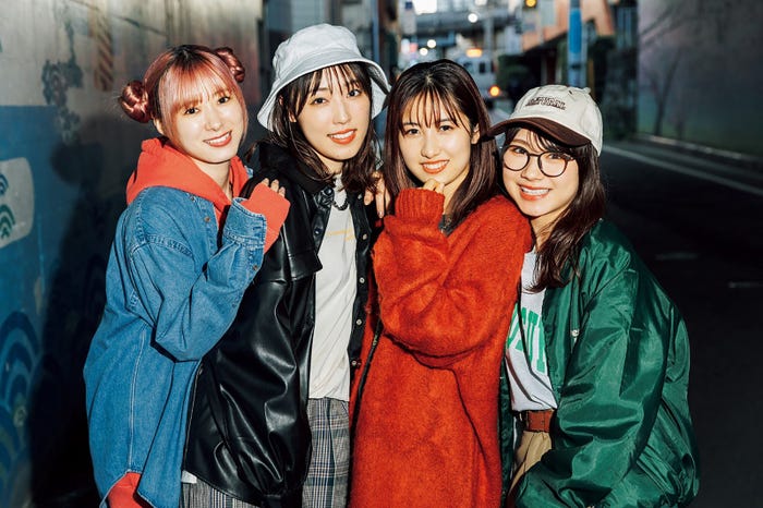 (左から)生田衣梨奈、譜久村聖、佐藤優樹、石田亜佑美/『モーニング娘。9・10期 10周年アニバーサリーブック』(4月27日発売)より (提供写真)