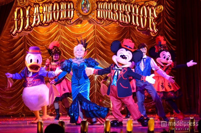 祝福のダンスをするミッキーたち