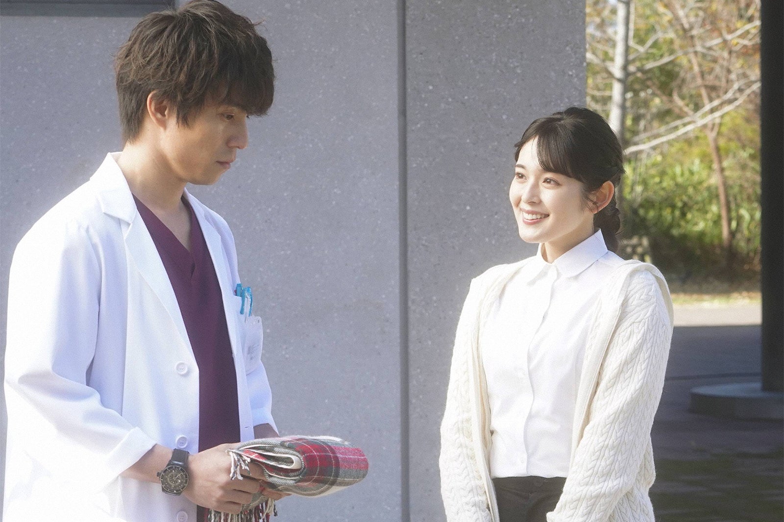 中尾明慶、矢作穂香「監察医 朝顔」第13話より（C）フジテレビ