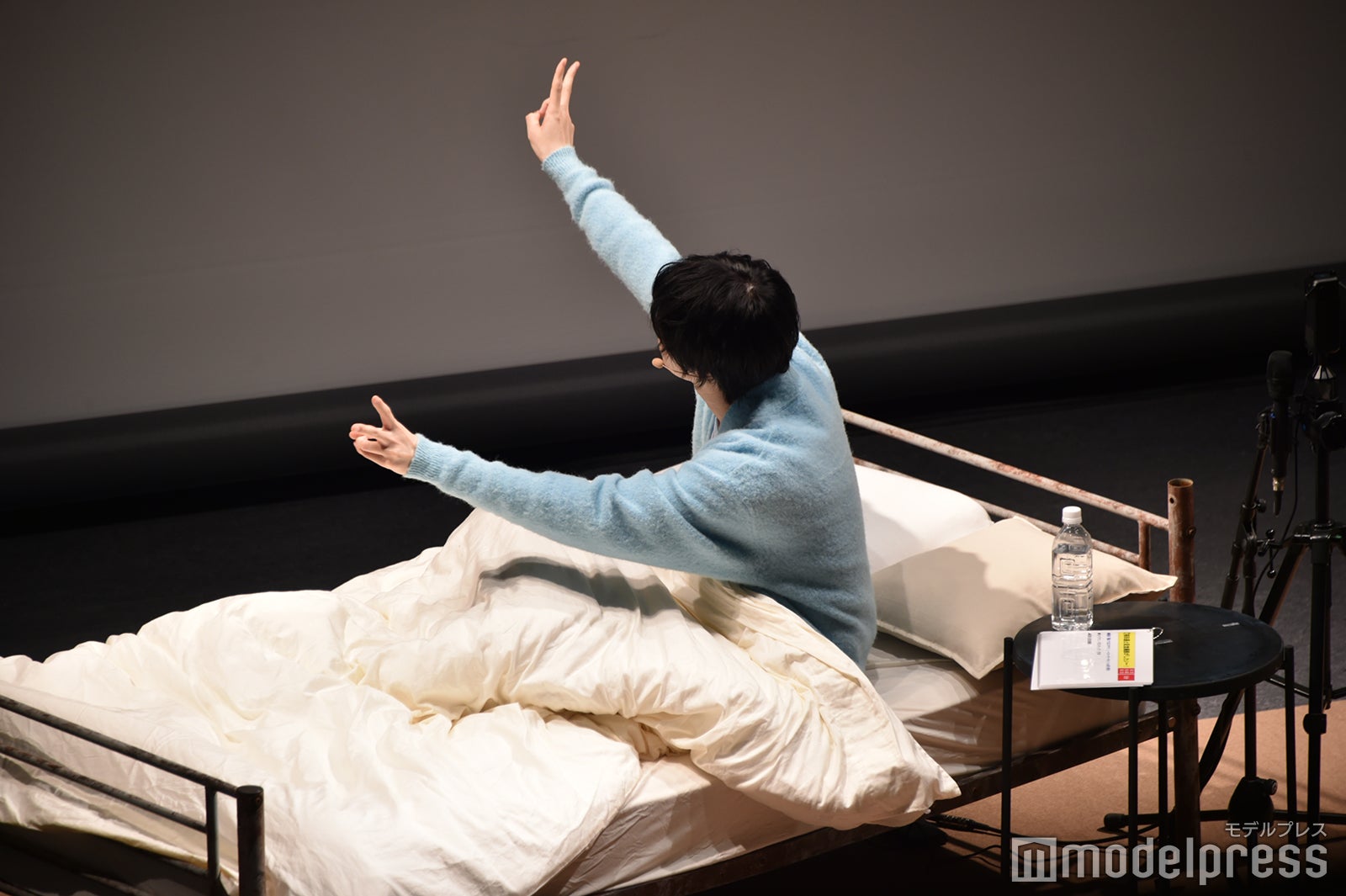 記念撮影中の桜田通（C）モデルプレス