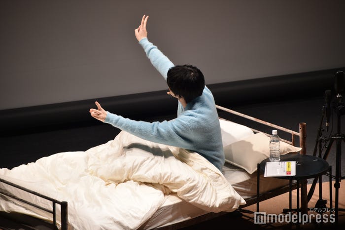 記念撮影中の桜田通(C)モデルプレス