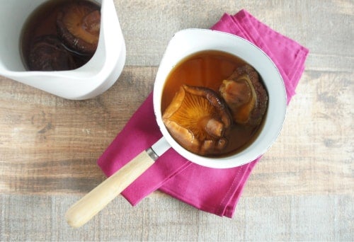 干しシイタケの戻し汁で作る「どんこだし」(水出し)