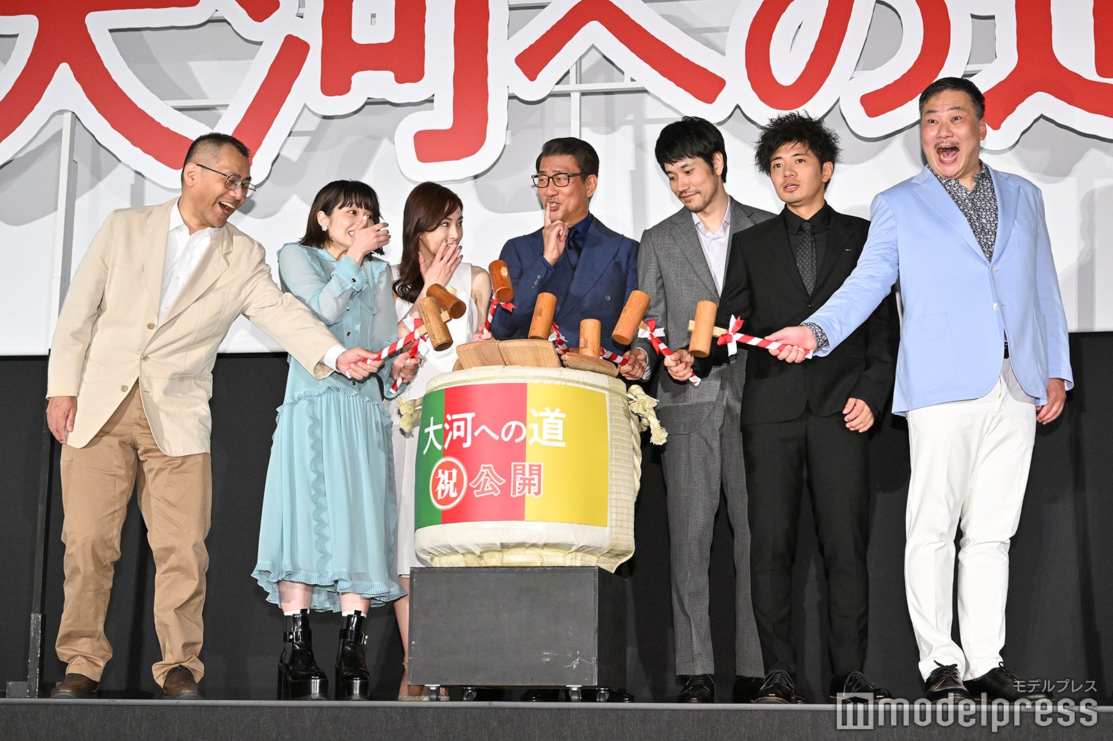 （左から）中西健二監督、岸井ゆきの、北川景子、中井貴一、松山ケンイチ、和田正人、田中美央（C）モデルプレス