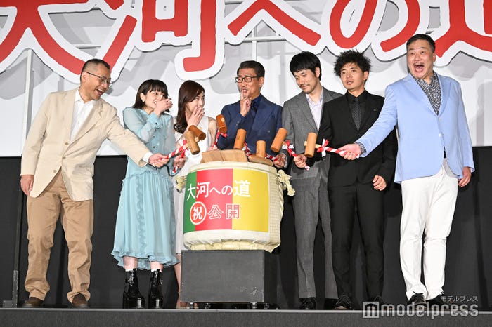 (左から)中西健二監督、岸井ゆきの、北川景子、中井貴一、松山ケンイチ、和田正人、田中美央(C)モデルプレス