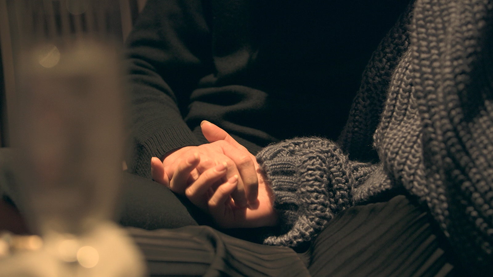 夢の手を握る俊幸「TERRACE HOUSE TOKYO 2019-2020」41st WEEK（C）フジテレビ／イースト・エンタテインメント