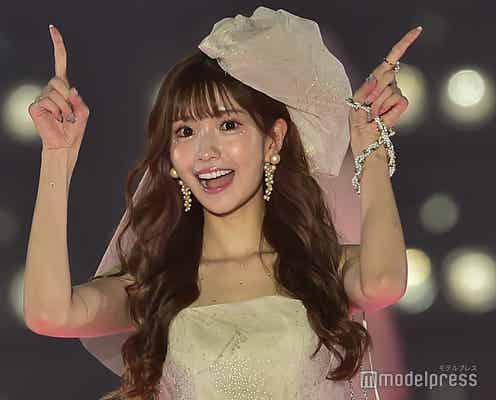 北新地No.1キャバ嬢ひめか、ビッグリボンがお似合い ファンと撮影楽しむ<関西コレクション 2023 A/W>