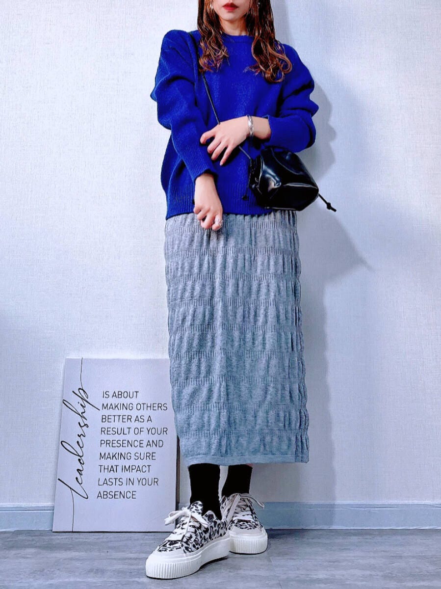 cocaシャーリングニットスカートとロイヤルブルーニットコーデ
