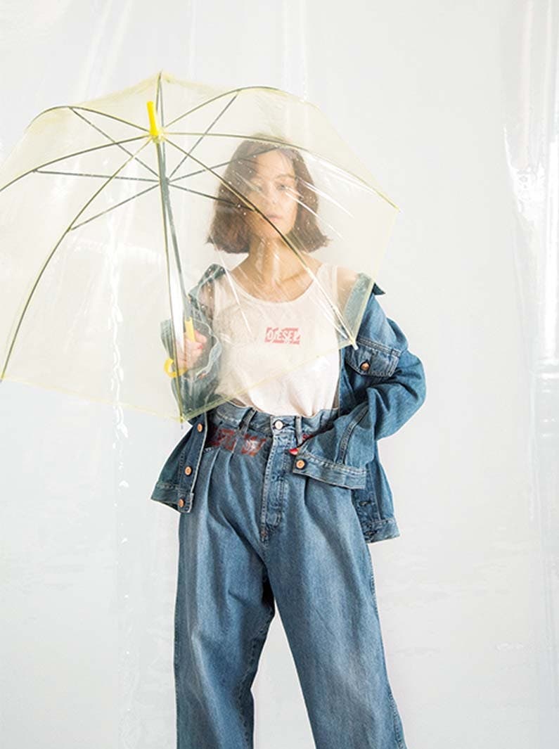 ロゴテープジージャン¥39,000、ロゴテープタンクトップ¥13,800、ロゴテープデニムパンツ¥32,000/DIESEL JAPAN(DIESEL)